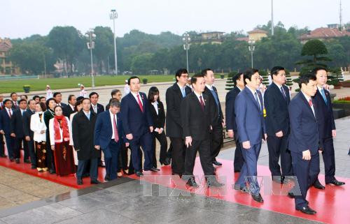 越南党、国家、政府、国会、祖国阵线领导和出席越共十二大的各位代表入陵瞻仰胡主席遗容。（图片来源：越通社）