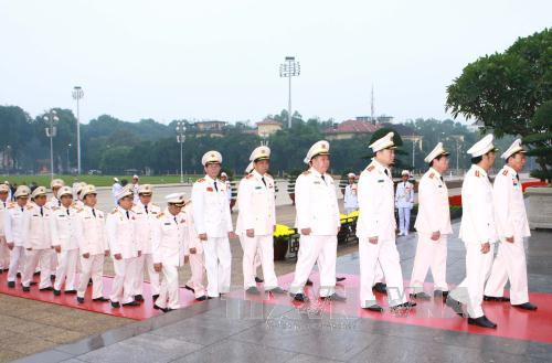 越南党、国家、政府、国会、祖国阵线领导和出席越共十二大的各位代表入陵瞻仰胡主席遗容。（图片来源：越通社）