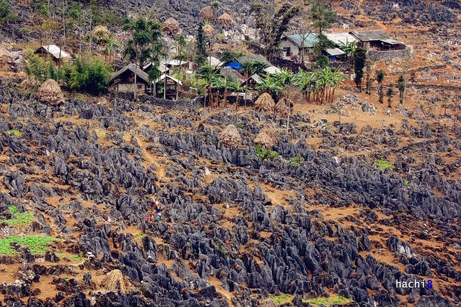 从马匹棱关口往下看的岩石荒漠。（图片来源：vnexpress.net）
