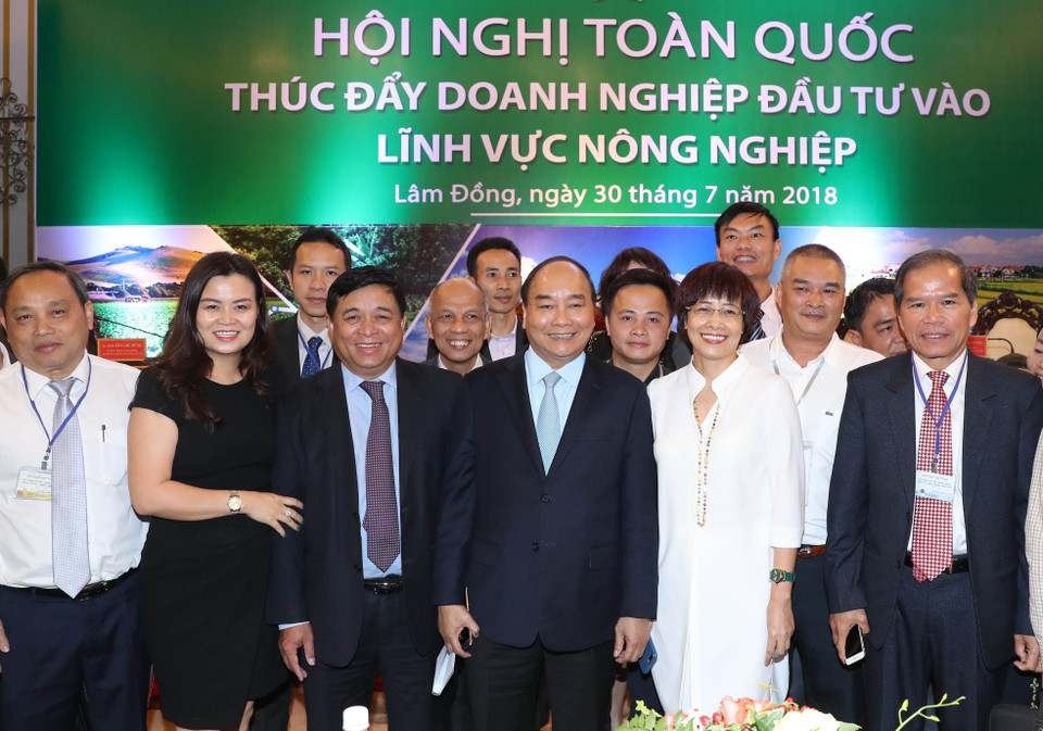 阮春福同与会代表合影留念。越通社记者 统一 摄