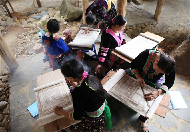 赫蒙族画花纹培训班。越通社记者贵忠 摄