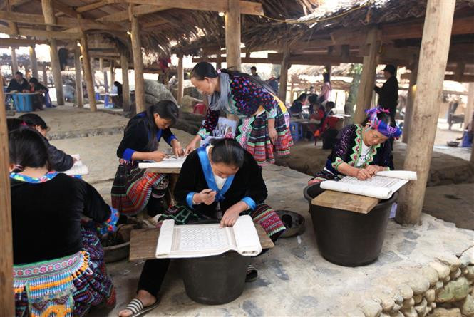 赫蒙族画花纹培训班。越通社记者贵忠 摄