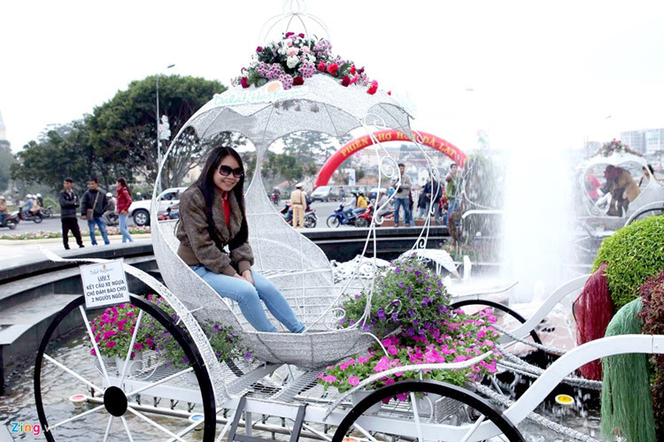 游客可以在花车模型中拍照。（图片来源：zing.vn）