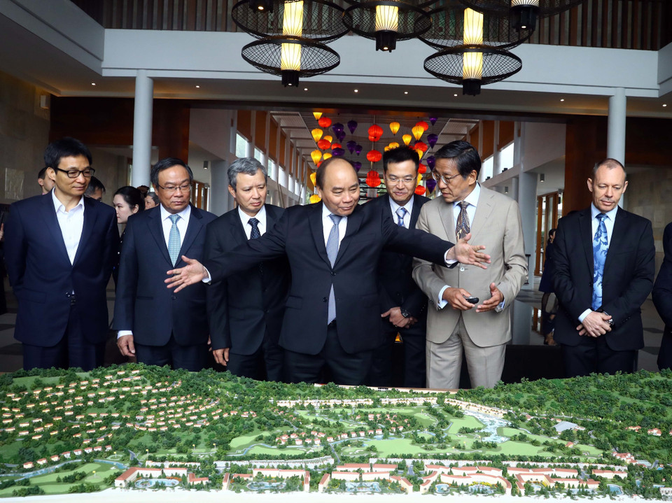 阮春福参观由新加坡进行投资设在陵姑的拉古娜度假区项目。越通社记者 统一 摄