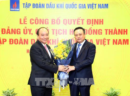 阮春福向越南油气集团党委书记兼集团董事会主席陈士青赠送鲜花。（图片来源：越通社）