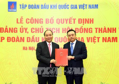 阮春福向越南油气集团党委书记兼集团董事会主席陈士青颁发任命决定书。（图片来源：越通社）