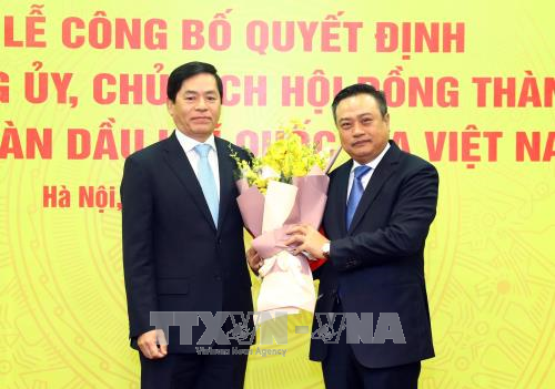  越共中央委员、中央直属企业党委书记范曰青向越南油气集团党委书记兼集团董事会主席陈士青赠送鲜花。（图片来源：越通社）