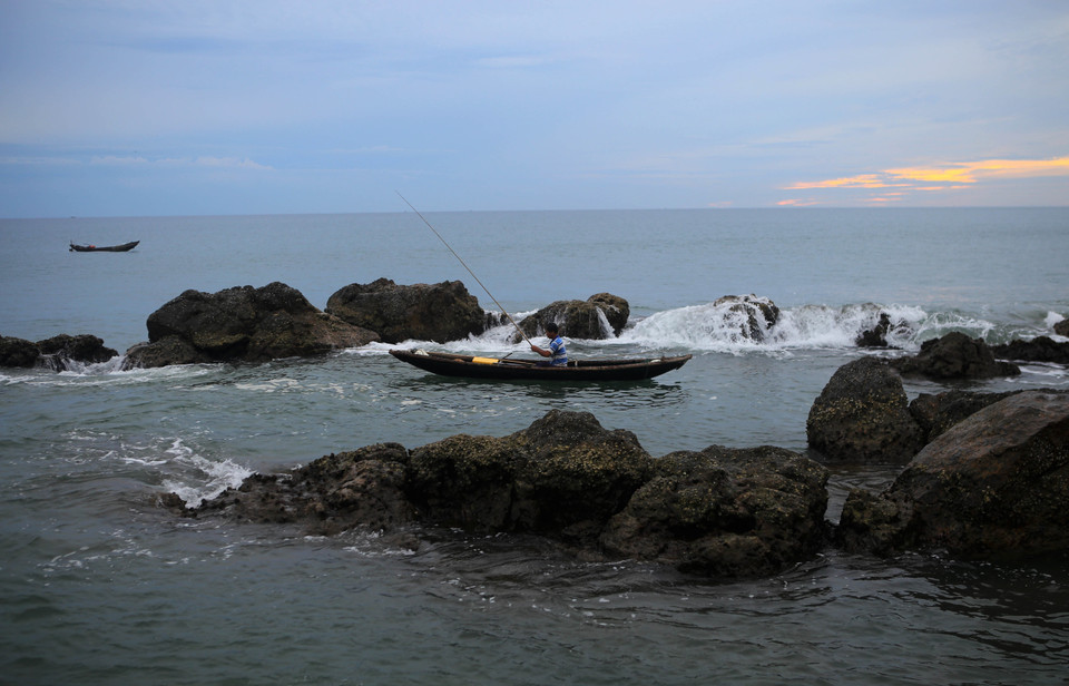 含龙海礁日落的原始美。越通社记者 胡球 摄