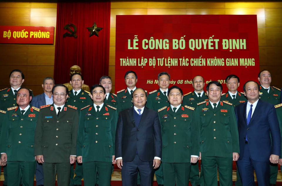 阮春福同与会代表合影。越通社记者 统一 摄