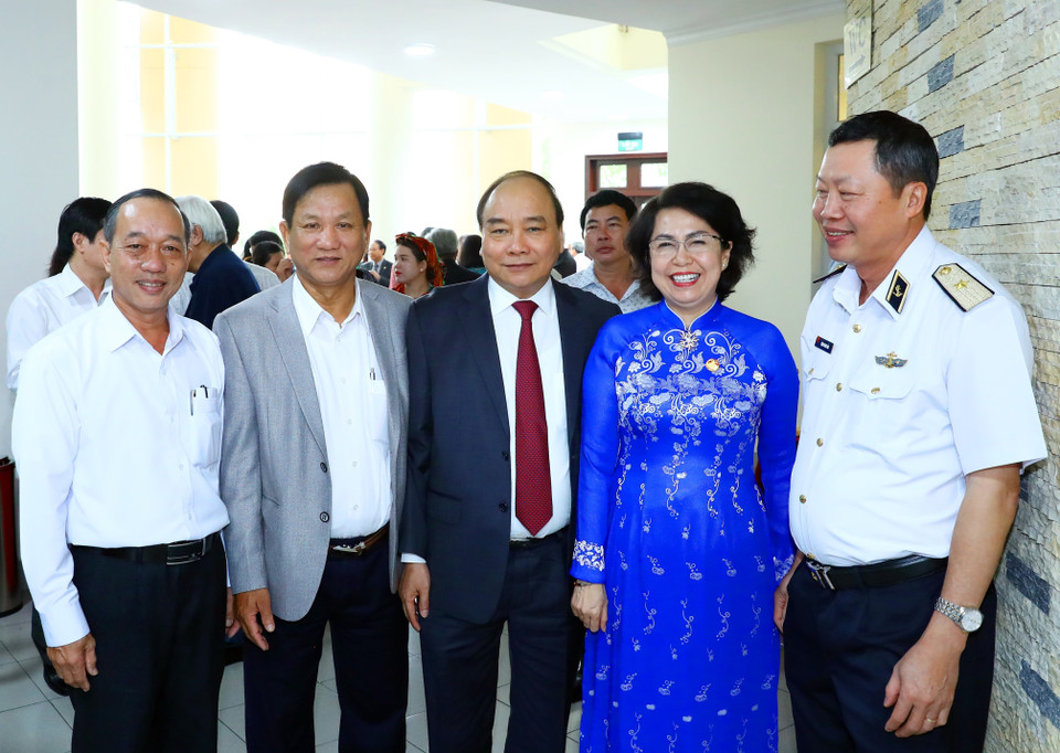 阮春福和与会代表。（图片来源：越通社）