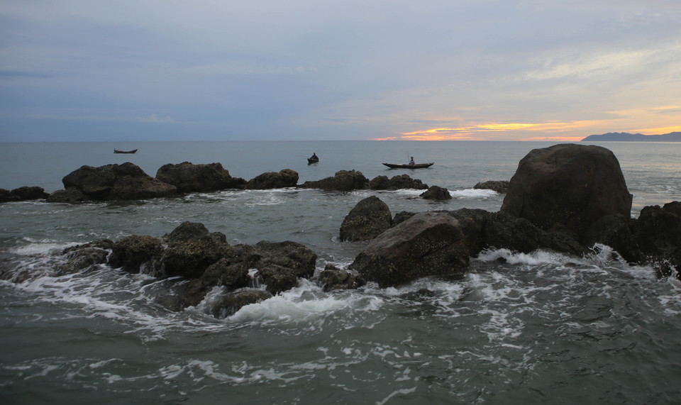 含龙海礁日落的原始美。越通社记者 胡球 摄