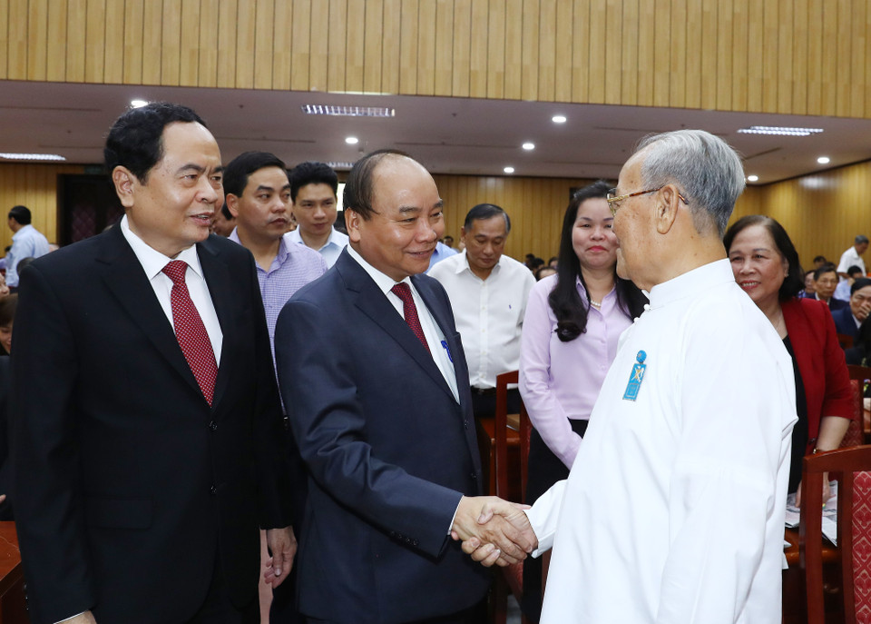 阮春福和与会代表。（图片来源：越通社）