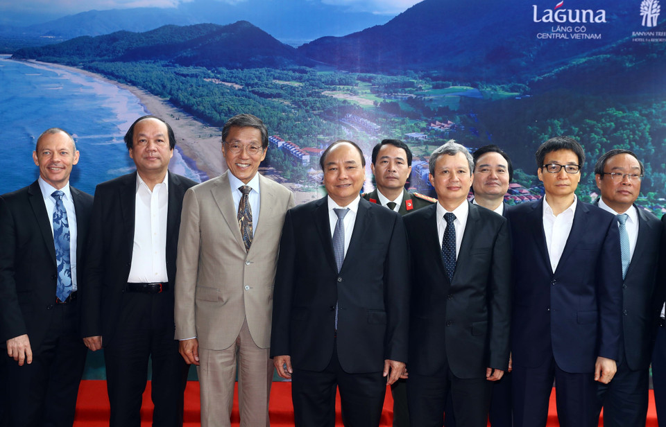 阮春福总理与各代表合影。越通社记者 统一 摄