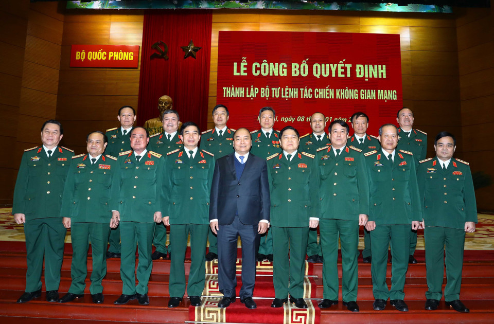 阮春福同与会代表合影。越通社记者 统一 摄