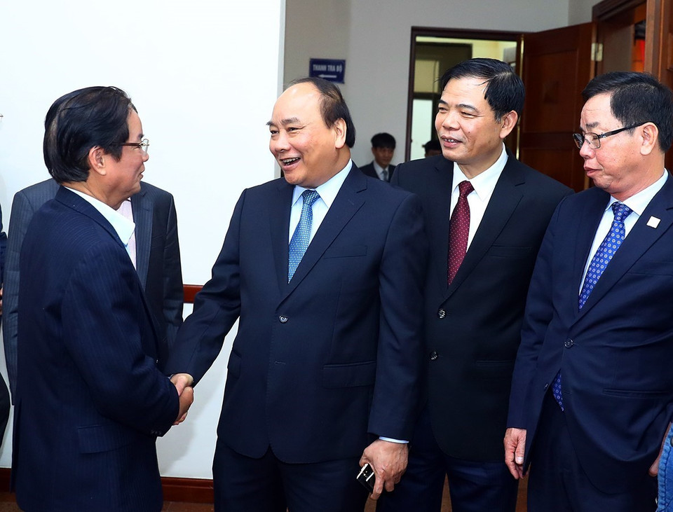 越南政府总理阮春福与各位代表亲切交谈。 越通社记者 武生 摄