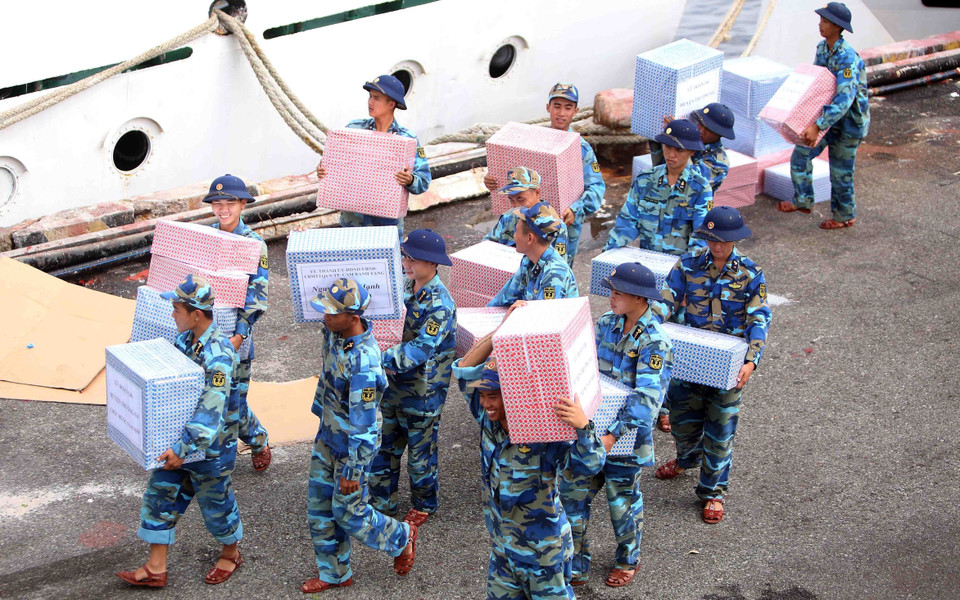 146旅战士一起将货品搬到船上。越通社记者 邓军 摄