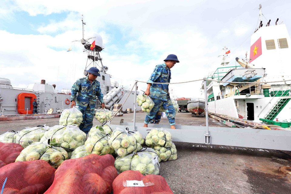 努力尽早将上述货品送到岛县军民的手中。越通社记者 邓军 摄
