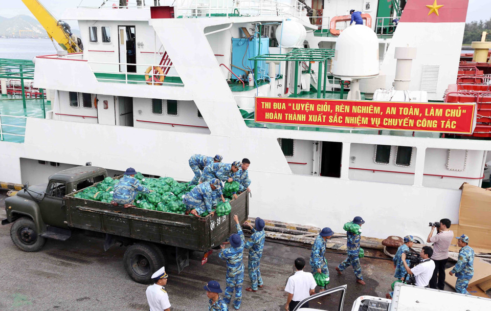 林同省企业和代表向长沙岛县军民赠送的40多吨蔬果、一亿越盾现金和价值约2.5亿越盾。越通社记者 邓军 摄