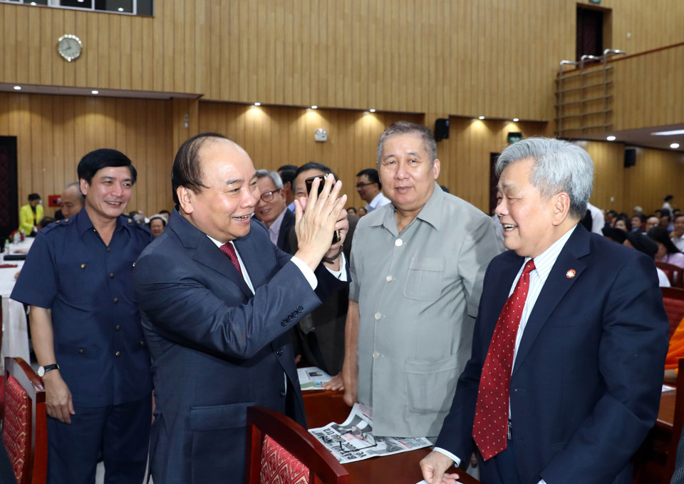 阮春福和与会代表。（图片来源：越通社）