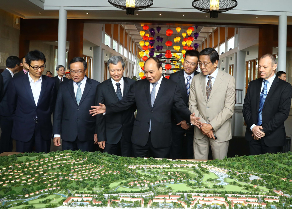 阮春福参观由新加坡进行投资设在陵姑的拉古娜度假区项目。越通社记者 统一 摄