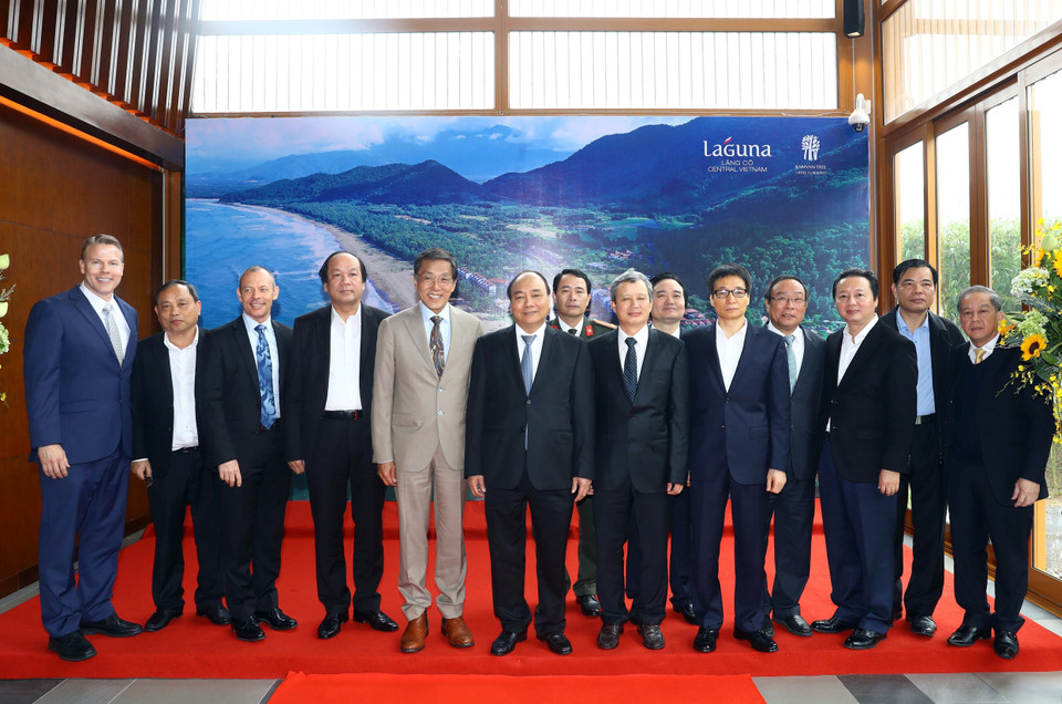 阮春福总理与各代表合影。越通社记者 统一 摄