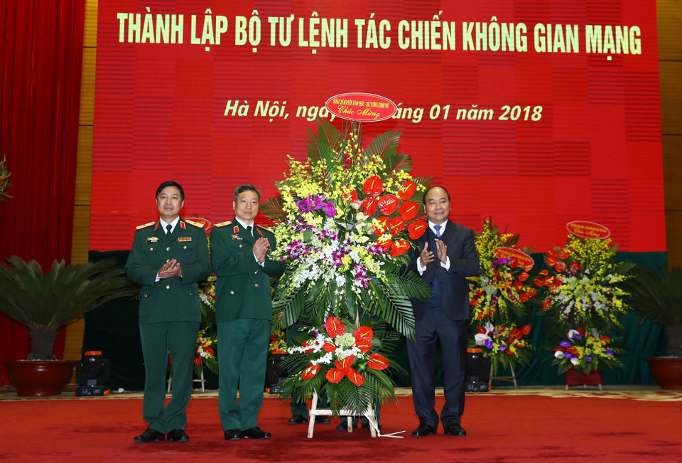 阮春福向网络空间作战司令部赠送鲜花。越通社记者 统一 摄