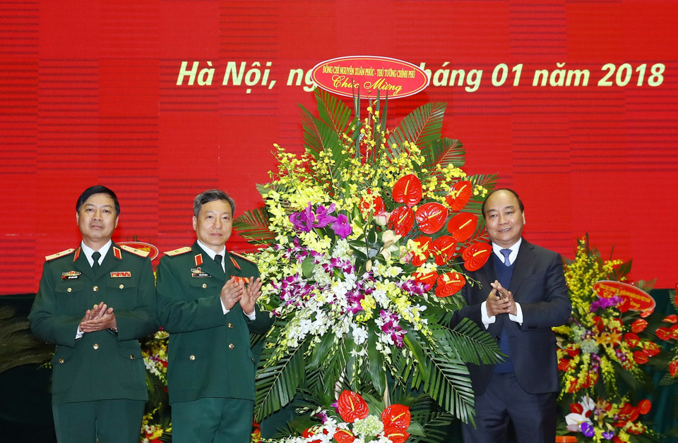 阮春福向网络空间作战司令部赠送鲜花。越通社记者 统一 摄