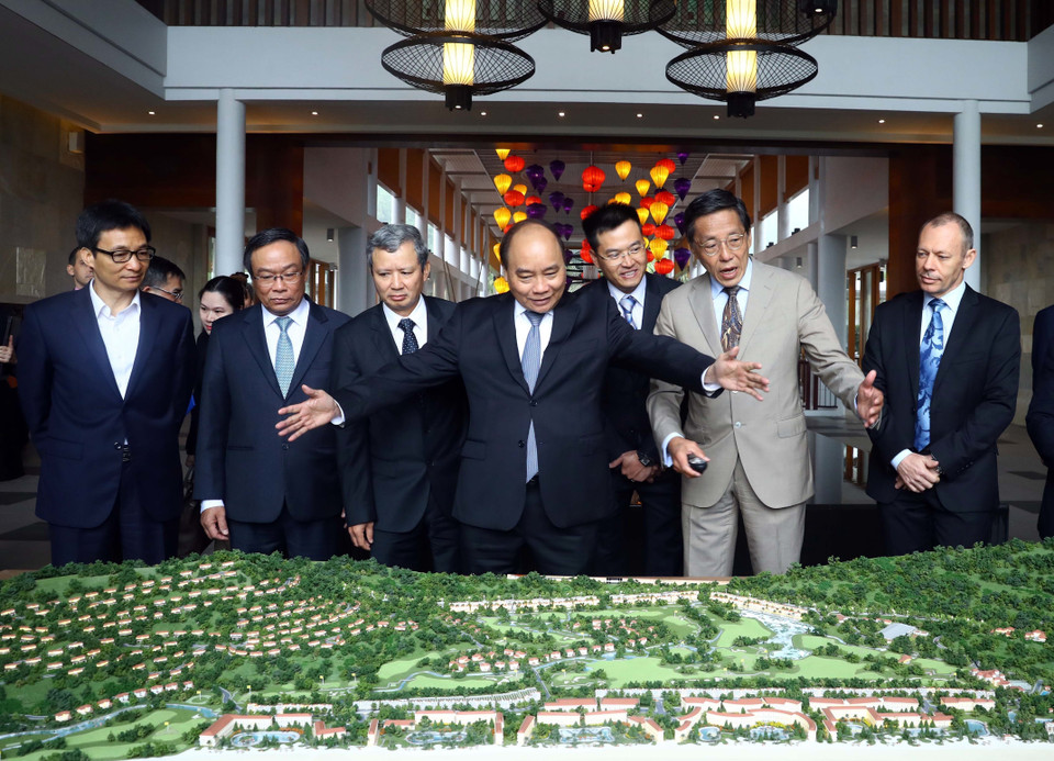 阮春福参观由新加坡进行投资设在陵姑的拉古娜度假区项目。越通社记者 统一 摄