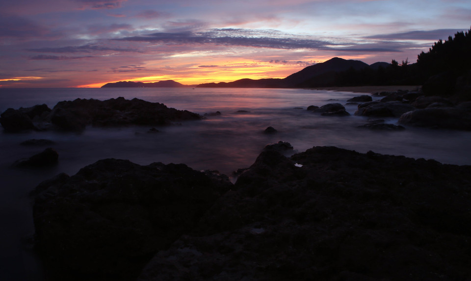 含龙海礁日落的原始美。越通社记者 胡球 摄
