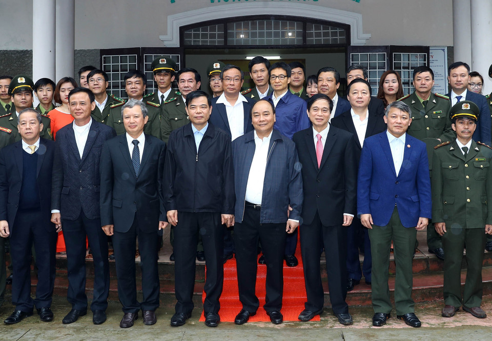 阮春福与承天顺化省领导和白马国家公园管理委员会代表合影。越通社记者 统一 摄