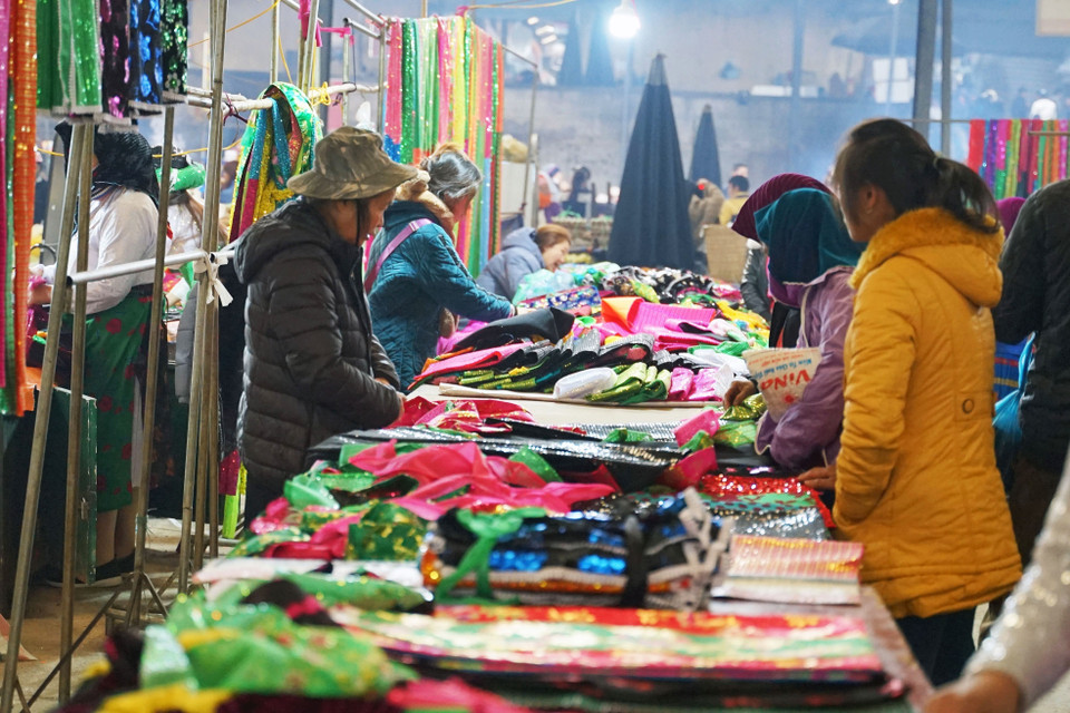 苗旺集市的服装摊颇受受游客的关注。图自越通社