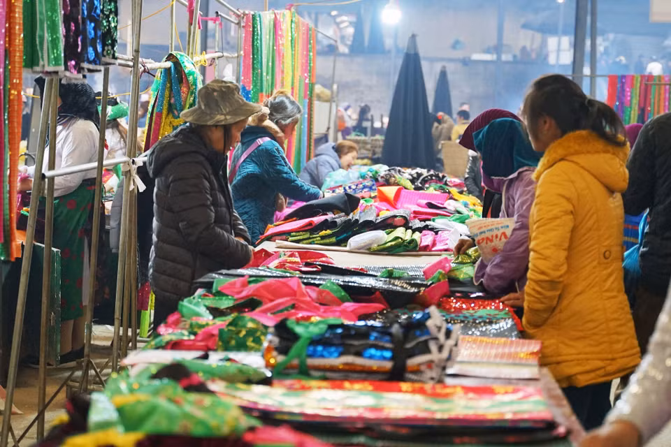 苗旺集市的服装摊颇受受游客的关注。图自越通社
