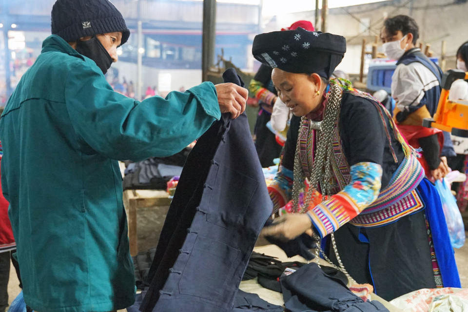 瑶族同胞在苗旺集市购物。图自越通社