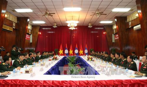  老挝人民军总政治局主任威莱中将与梁强上将举行会谈。