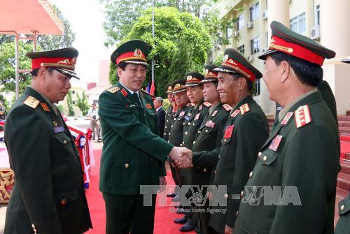  梁强上将访老的欢迎仪式在老挝国防部总部举行。