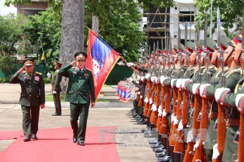  梁强上将检阅老挝人民军队仪仗队。