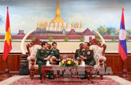  老挝人民军总政治局主任威莱中将会见梁强上将一行。