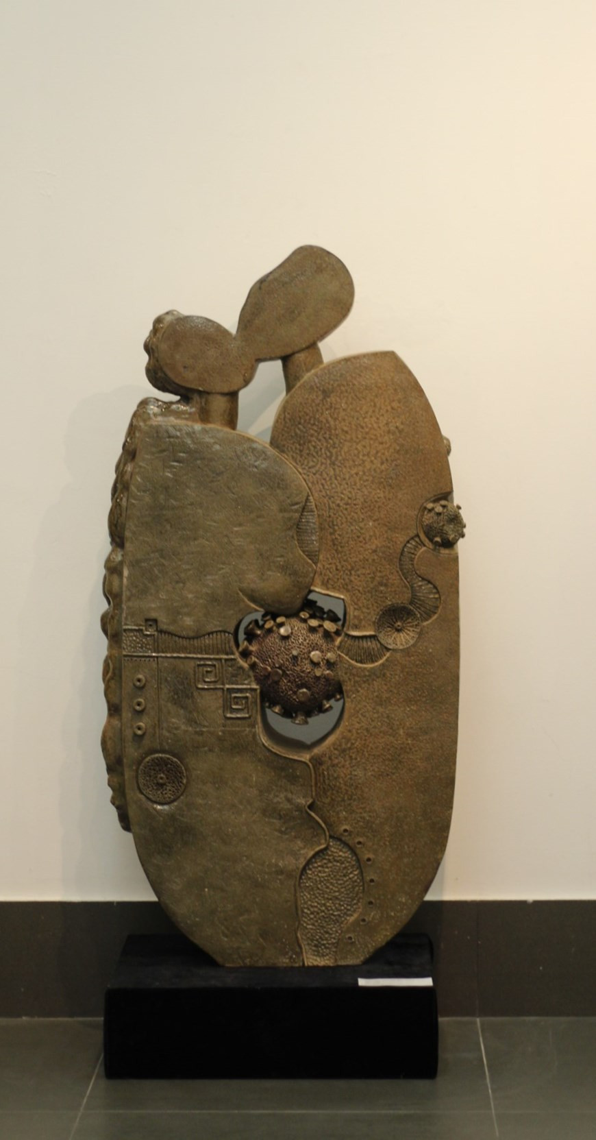 2021年越南艺术陶瓷展，向参观者推介众多独特、精美的陶瓷作品。该展在新常态下举行，但仍吸引众多观众前来参观，展现了全国各省市一人的创造力和美术价值。今年因疫情，各省市的许多作者不能赴河内参加该展，但该活动已充分体现全国陶瓷艺人创造力的结晶。许多作品的创作灵感来自新冠肺炎疫情对现代生活的影响。图为阮文都作品《入侵》。作品刻画出一对男女在接吻，但他们之间却出现像病毒一样的物体。图自Vietnam+