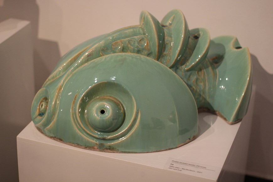 越南美术协会主席、艺术理事会主席 梁春团，表示：“目前，多名艺术家、雕刻家参与传统雕刻业的趋势为传统手工艺村注入了新的冲力。我觉得这也是越南艺术陶瓷业的新进展”。展览会上，除了各画家、雕刻家材料丰富和新颖的艺术陶瓷作品外，展览会还展出各传统陶瓷村才华艺人的应用陶瓷作品。同装饰陶瓷作品一起展出的作品还有富有艺术设想、含有深刻人生哲理和社会内容、具有明显雕刻构筑的作品。图为胡志明市作者范光成则作品《鱼》。图自Vietnam+