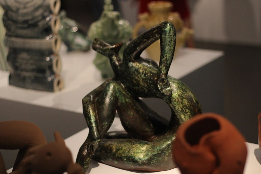 2021年越南艺术陶瓷展自10月20日至27日举行，向参观者推介众多独特、精美的陶瓷作品。据艺术理事会的评价，现代陶瓷艺术品具有较强的审美性，其继承了传统陶瓷艺术在绘画造型、雕刻语言等方面精髓并增添现代图案、颜色等新鲜元素；是艺术家保护与弘扬传统陶瓷艺术精髓和寻找浓缩时代气息过程中所制作的心血。艺术理事会已选出艺术陶瓷和应用陶瓷6件最佳作品颁发同等奖。图为河内作者裴德成作品《有氧运动的扭曲动作》（Yoga twist）。图自Vietnam+