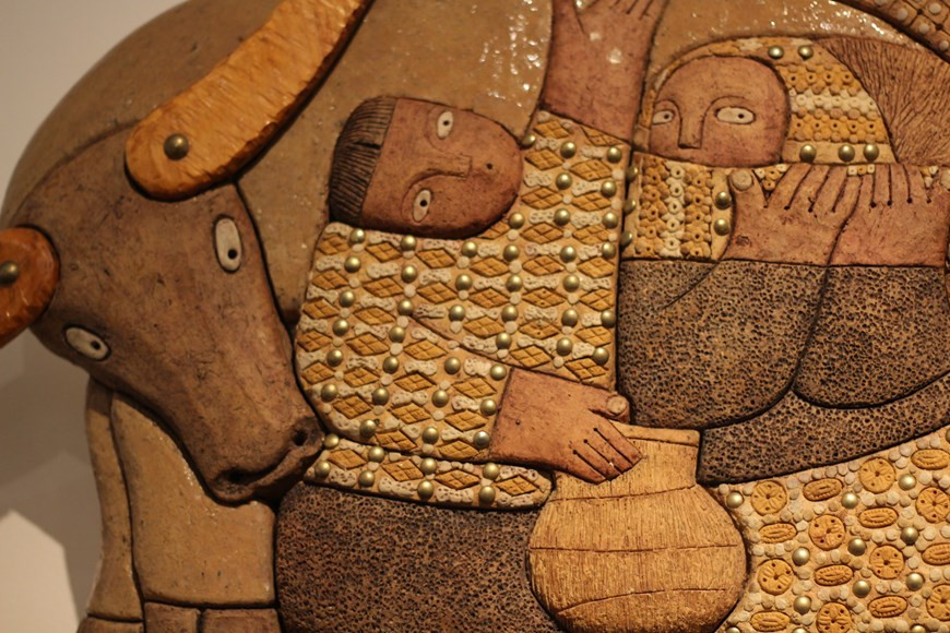 在2021年越南艺术陶瓷展发起4个月内，组委会已受到来自25个省市120名作者的278件作品。组委会从278件作品中选出56名作者最为优秀并涉及艺术陶瓷和应用陶瓷的107件陶瓷作品并向观众推介。据艺术理事会的评价，现代陶瓷艺术品具有较强的审美性，其继承了传统陶瓷艺术在绘画造型、雕刻语言等方面精髓并增添现代图案、颜色等新鲜元素；是艺术家保护与弘扬传统陶瓷艺术精髓和寻找浓缩时代气息过程中所制作的心血。图为海阳省作者黎文凯作品《绿色田地》。图自Vietnam+