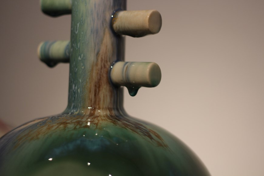 组委会从278件作品中选出最为优秀的107件陶瓷作品并向观众推介。这些作品被评价为富有艺术创意、蕴含着人生哲理且富有清晰的雕刻结构。越南美术协会主席、艺术理事会主席 梁春团，表示：“目前，多名艺术家、雕刻家参与传统雕刻业的趋势为传统手工艺村注入了新的冲力。我觉得这也是越南艺术陶瓷业的新进展” 。图为河内市作者陈德心的作品《游玩》中的一个细节。图自Vietnam+