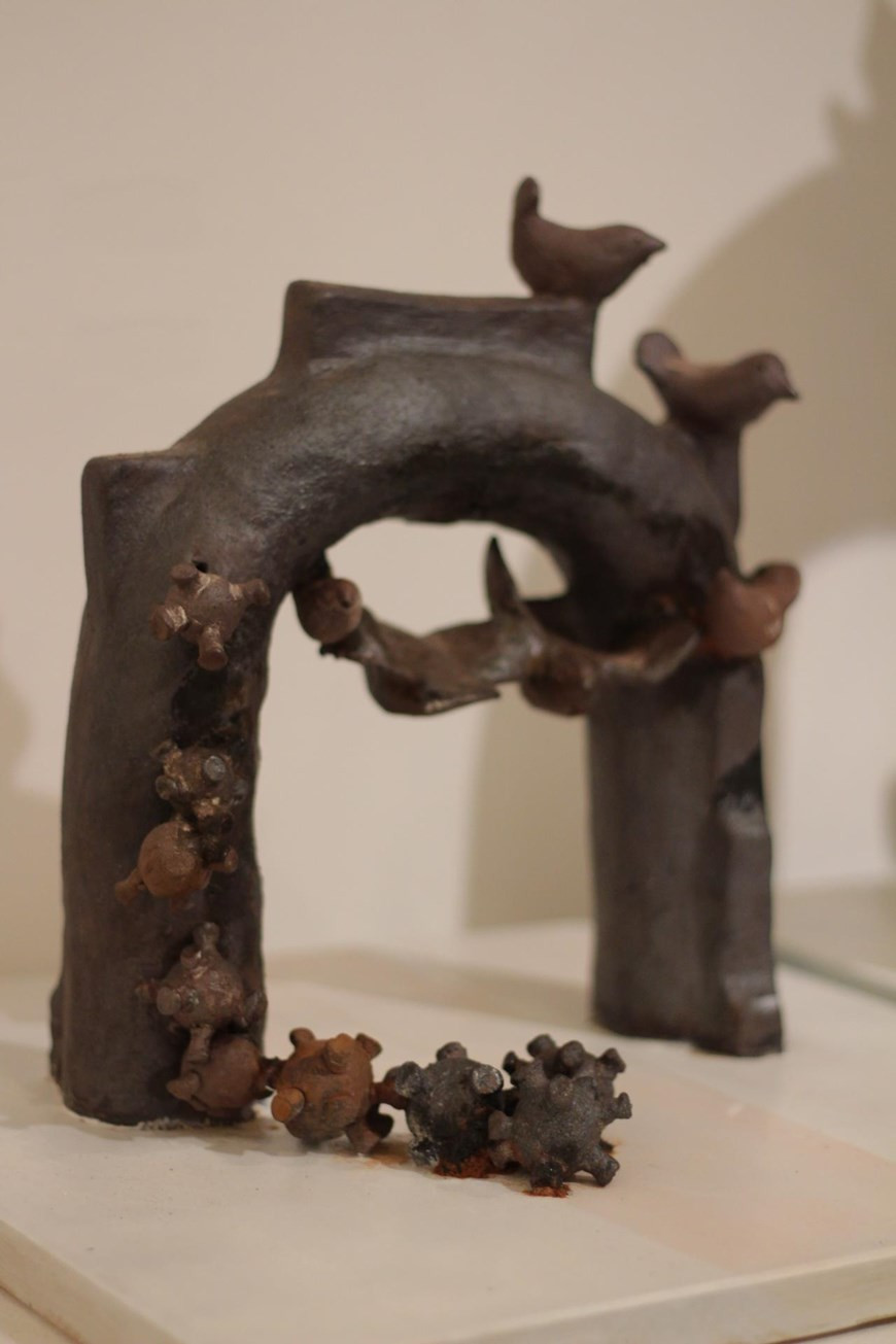 展览会的特色空间就是艺术爱好者了解陶瓷质料和欣赏陶瓷作品造型中的丰富多样性。除了各画家、雕刻家材料丰富和新颖的艺术陶瓷作品外，展览会还展出各传统陶瓷村才华艺人的应用陶瓷作品。同装饰陶瓷作品一起展出的作品还有富有艺术设想、含有深刻人生哲理和社会内容、具有明显雕刻构筑的作品。今年因疫情，各省市的许多作者不能赴河内参加该展，但该活动已充分体现全国陶瓷艺人创造力的结晶。许多作品的创作灵感来自新冠肺炎疫情对现代生活的影响。图为永福省作者阮春垫的作品《阻止》，其中含有病毒造型。图自Vietnam+