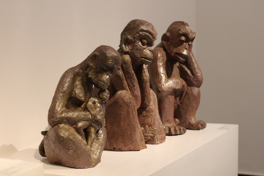 越南美术协会主席、艺术理事会主席梁春团表示：“目前，多名艺术家、雕刻家参与传统雕刻业的趋势为传统手工艺村注入了新的冲力。我觉得这也是越南艺术陶瓷业的新进展”。展览会上，除了各画家、雕刻家材料丰富和新颖的艺术陶瓷作品外，展览会还展出各传统陶瓷村才华艺人的应用陶瓷作品。同装饰陶瓷作品一起展出的作品还有富有艺术设想、含有深刻人生哲理和社会内容、具有明显雕刻构筑的作品。河内作者杜伯光的作品《三亲》创作灵感来自福禄寿三仙和他的属相——猴子。在他作品中常看到猴子形象。图自Vietnam+