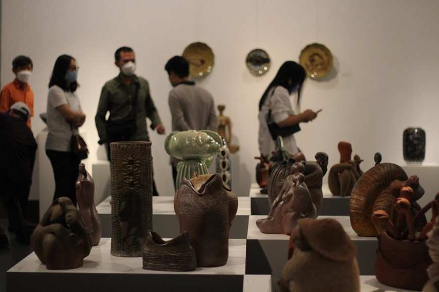 2021年越南艺术陶瓷展是一个专题展，旨在促进在当代生活中的陶瓷艺术发展。该展由越南文化体育旅游部美术、摄影和展览局20晚在河内美术博物馆举行。文化体育旅游部副部长、越南艺术陶瓷展指导委员会主任谢光东出席展览会开幕式。该展已向参观者推介众多独特、精美的陶瓷作品。尽管艺术陶瓷展在新常态下举行，但仍吸引众多观众前来参观，展现了全国各省市一人的创造力和美术价值。该展将于10月27日结束。 图自Vietnam+ 