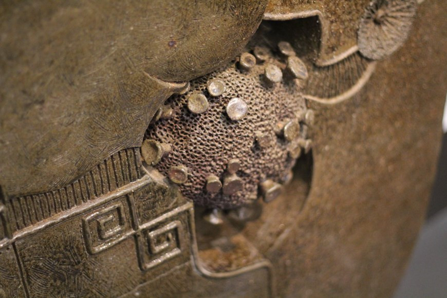 文化体育旅游部副部长谢光东在该展开幕式上发表讲话时强调，此次艺术陶瓷展在新冠肺炎疫情仍严峻复杂的情况下举行。因此，未能汇集全国各陶瓷艺术家和艺人具有创意的作品，但所选出颁奖和展出的作品有新色彩、题材丰富多样和质量良好，可成为当前越南陶瓷艺术的代表作。各作品已充分体现了作者们在保护和弘扬传统陶瓷艺术精髓中的创新成果和热情。今年因疫情，各省市的许多作者不能赴河内参加该展，但该活动已充分体现全国陶瓷艺人创造力的结晶。许多作品的创作灵感来自新冠肺炎疫情对现代生活的影响。图自Vietnam+