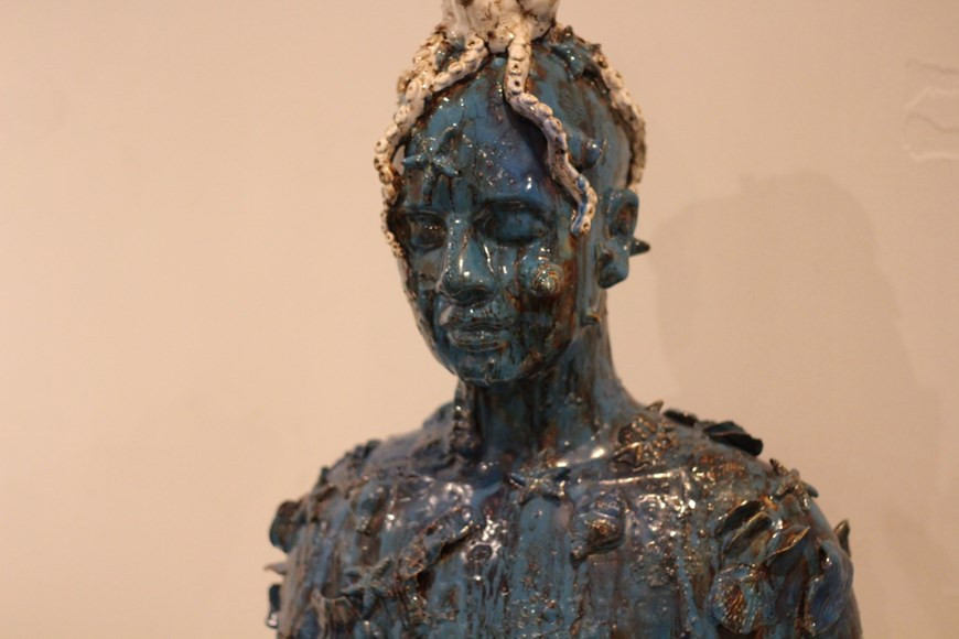 组委会透露，2021年越南艺术陶瓷展是自2008年以来，美术摄影及展览局举行的最新一次全国艺术陶瓷展。据艺术理事会的评价，现代陶瓷艺术品具有较强的审美性，其继承了传统陶瓷艺术在绘画造型、雕刻语言等方面精髓并增添现代图案、颜色等新鲜元素；是艺术家保护与弘扬传统陶瓷艺术精髓和寻找浓缩时代气息过程中所制作的心血。图为兴安省作者阮秋水使用彩釉木制作一个艺术陶瓷作品。图自Vietnam+