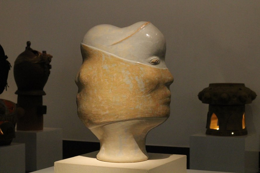 今年因疫情，各省市的许多作者不能赴河内参加该展，但该活动已充分体现全国陶瓷艺人创造力的结晶。许多作品的创作灵感来自新冠肺炎疫情对现代生活的影响。如，河内雕刻家阮克军的作品《新常态》已获同等奖。该作品是在2020年第一波新冠肺炎疫情来袭，人们因都带着口罩难以识别人脸时问世的。雕刻家阮克军介绍，“我作品的主要原料是高岭土和石珐琅彩。最重要的是如何在作品上寄托自己的构想，产品要简单，但仍富有浓缩的时代气息。” 图自Vietnam+