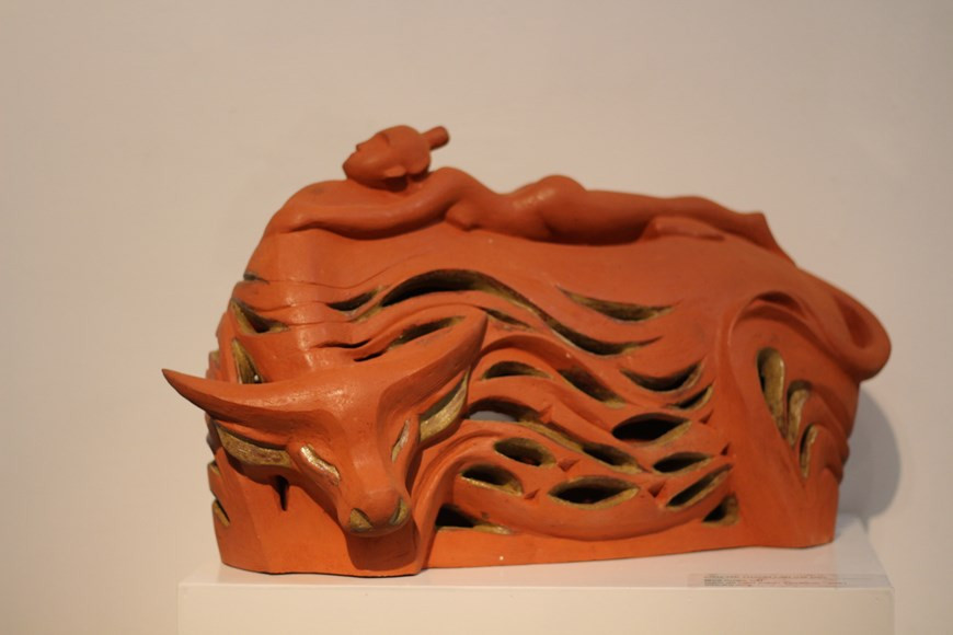 据艺术理事会的评价，现代陶瓷艺术品具有较强的审美性，其继承了传统陶瓷艺术在绘画造型、雕刻语言等方面精髓并增添现代图案、颜色等新鲜元素；是艺术家保护与弘扬传统陶瓷艺术精髓和寻找浓缩时代气息过程中所制作的心血。艺术理事会已选出艺术陶瓷和应用陶瓷6件最佳作品颁发同等奖。 图为河内作者刘氏青兰使用彩釉红陶创作的作品《汛期》。图自Vietnam+