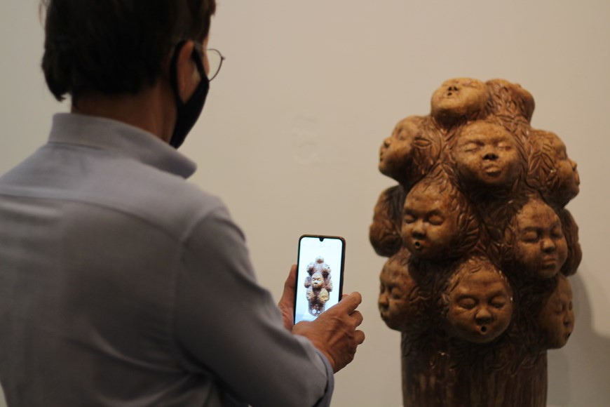 2021年越南艺术陶瓷展自10月20日至27日举行，向参观者推介众多独特、精美的陶瓷作品。据艺术理事会的评价，现代陶瓷艺术品具有较强的审美性，其继承了传统陶瓷艺术在绘画造型、雕刻语言等方面精髓并增添现代图案、颜色等新鲜元素；是艺术家保护与弘扬传统陶瓷艺术精髓和寻找浓缩时代气息过程中所制作的心血。艺术理事会已选出艺术陶瓷和应用陶瓷6件最佳作品颁发同等奖。图为创作灵感来自树木和土地的活力的作品《吉祥之树》（作者：阮克军）图自Vietnam+